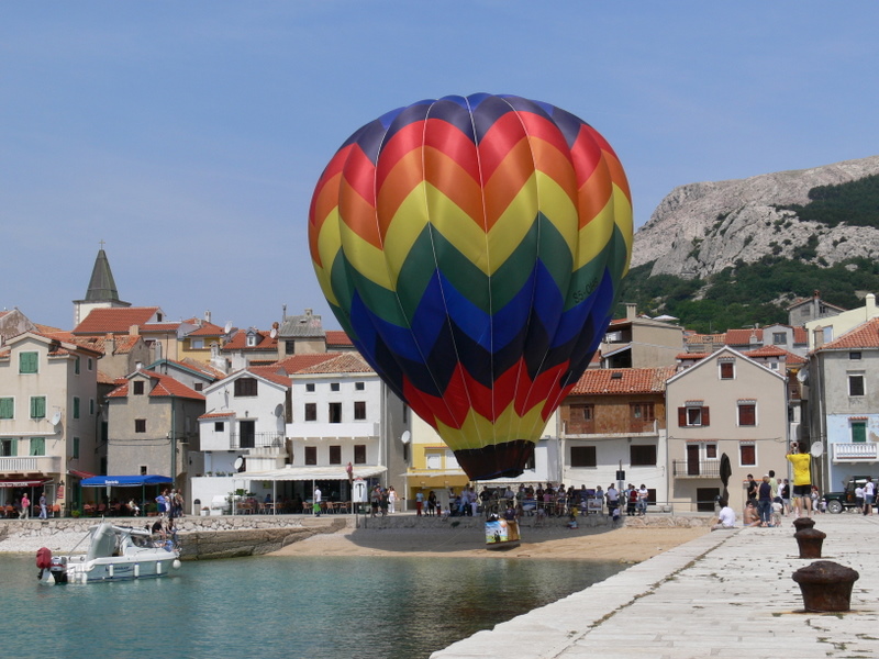Crna ovca u Baški na otoku Krku Crna ovca u Baški na otoku Krku