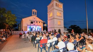 U subotu, 29. lipnja u organizaciji Općine Povljana i Turističke zajednice Općine Povljana održat će se 21. susret klapa “Povljana u pismi 2024.” na Trgu bana J. Jelačića s početkom u 21 sat.