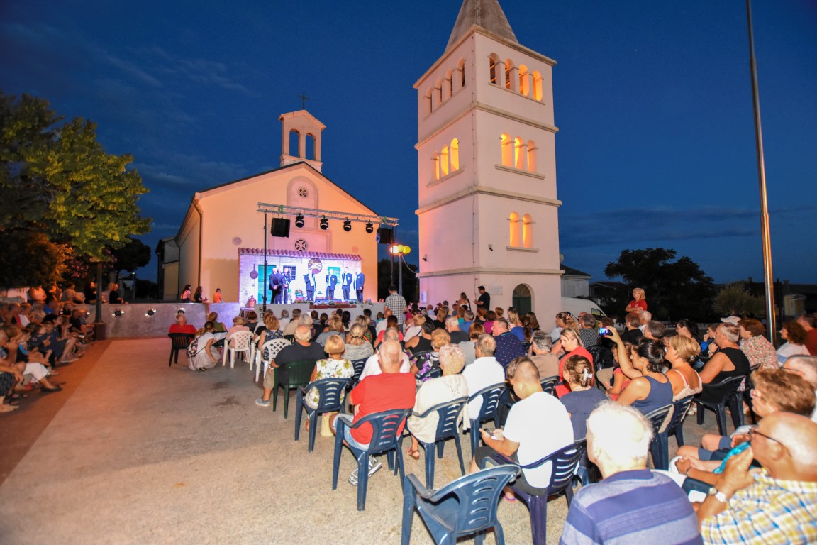 U subotu, 29. lipnja u organizaciji Općine Povljana i Turističke zajednice Općine Povljana održat će se 21. susret klapa “Povljana u pismi 2024.” na Trgu bana J. Jelačića s početkom u 21 sat.