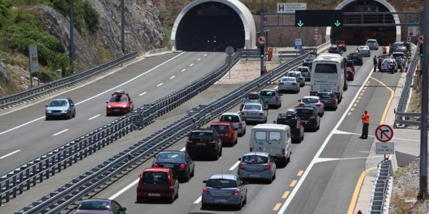 Kolona na ulazu u tunel Sveti Rok. Photo: Zeljko Mrsic/PIXSELL Kolona na ulazu u tunel Sveti Rok. Photo: Zeljko Mrsic/PIXSELL