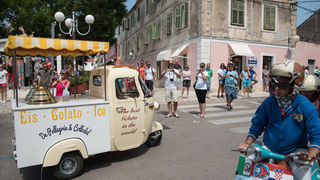 Spektakularni defile vespaša, foto: Vinko Pešić Spektakularni defile vespaša, foto: Vinko Pešić