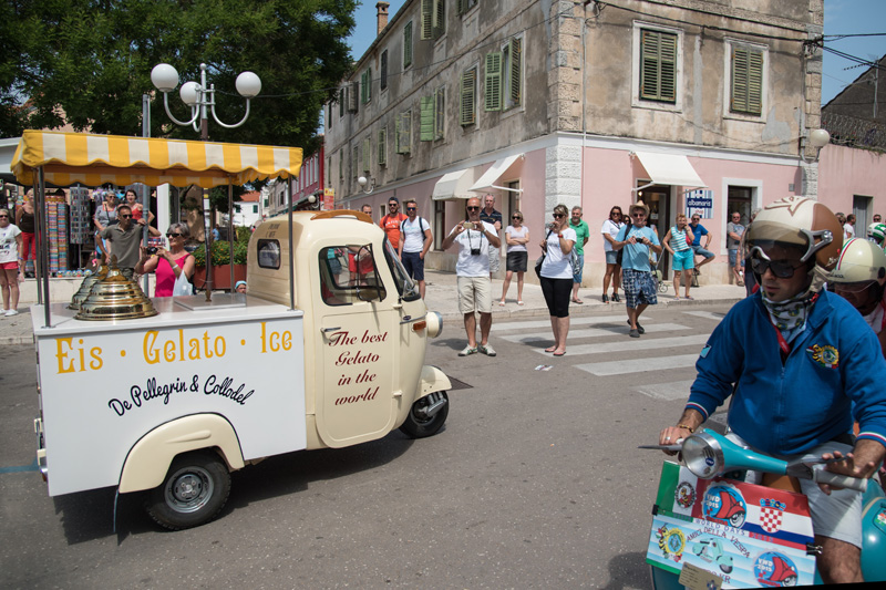 Spektakularni defile vespaša, foto: Vinko Pešić Spektakularni defile vespaša, foto: Vinko Pešić