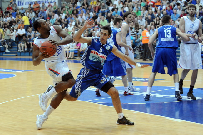 Zagreb, 100610.
Savska cesta 30, kosarkaski centar Drazen Petrovic, seniori, susret KK Cibona i KK Zadar, 5. odlucujuca utakmica za naslov prvaka Hrvatske.
Na slici: Jamont Gordon, Rok Stipcevic.
Foto: Damir Krajac / CROPIX Zagreb, 100610.
Savska cesta 30, kosarkaski centar Drazen Petrovic, seniori, susret KK Cibona i KK Zadar, 5. odlucujuca utakmica za naslov prvaka Hrvatske.
Na slici: Jamont Gordon, Rok Stipcevic.
Foto: Damir Krajac / CROPIX