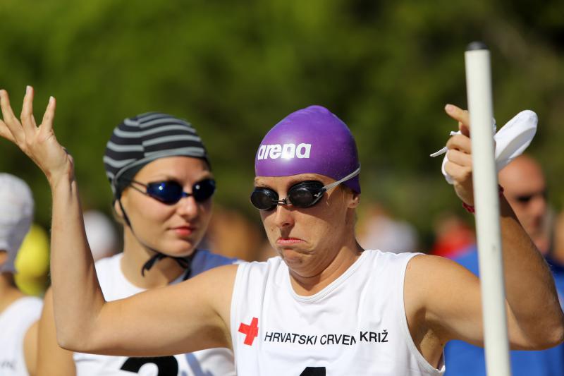 Na plaži u Zatonu kod Zadra održan je tečaj Hrvatskog crvenog križa za  djevojke i mladiće kako bi dobili licencu za spasioce na plažama Zadarske županije. Photo: Filip Brala/PIXSELL