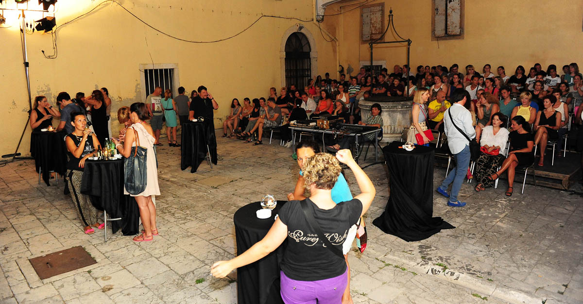 Zadar, 2.8.2013. snimio: Nenad Marčev 

Mario Huljev i
Dino Dvornik tribute band

Jurica Leikauff, klavijature, 
Marko Duvnjak, bubnjar, 
Alen Svetopetrić, bas gitara, 
Zoran Jex Jaeger, gitara,
Ivan Premelč, saksofon.


Dvorište Providurove palače