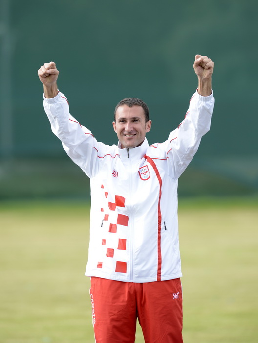 London, 060812.
Hrvatski strijelci Anton Glasnovic i Giovanni Cernogoraz u finalu trapa tijekom Olimpijskih Igara u Londonu.
Na fotografiji: Giovanni Cernogoraz osvojio je zlato.
Foto: Drago Sopta / CROPIX