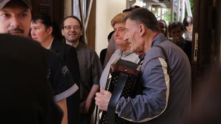 Izložba nosi naziv “Približavanje – stih i slika”, a otvara se u klaustru samostana Sv. Frane. Izložba nosi naziv “Približavanje – stih i slika”, a otvara se u klaustru samostana Sv. Frane.