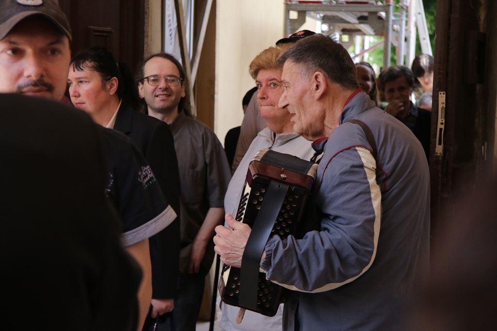 Izložba nosi naziv “Približavanje – stih i slika”, a otvara se u klaustru samostana Sv. Frane. Izložba nosi naziv “Približavanje – stih i slika”, a otvara se u klaustru samostana Sv. Frane.