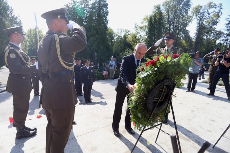 Mirogoj, Predrag Matic, polaganje vijenaca, Gordana Sobol, Drago Lovric, Dan domovinske zahvalnosti Mirogoj, Predrag Matic, polaganje vijenaca, Gordana Sobol, Drago Lovric, Dan domovinske zahvalnosti