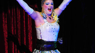 Zadar, 12.11.2012. snimio: Nenad Marčev
SATIRIČKO KAZALIŠTE KEREMPUH
Jean Poiret:
Krletka, komedija
redatelj: Krešimir Dolenčić
igraju: Ž. Königsknecht, H. Kečkeš, M. Mirković,
I. Đuričić, L. Petrušić, B. Perić, V. Čokljat,
M. Posavec Zadar, 12.11.2012. snimio: Nenad Marčev
SATIRIČKO KAZALIŠTE KEREMPUH
Jean Poiret:
Krletka, komedija
redatelj: Krešimir Dolenčić
igraju: Ž. Königsknecht, H. Kečkeš, M. Mirković,
I. Đuričić, L. Petrušić, B. Perić, V. Čokljat,
M. Posavec