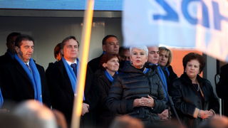 Zadar, 261111.
Parlamentarni izbori 2011.
Predsjednica HDZ-a Jadranka Kosor danas se u Skabrnji kod spomen-obiljezja poklonila vojnim i civilnim zrtvama Domovinskog rata, a potom je na Trgu dr. Franje Tudjmana odrzala predizborni govor i druzila se sa gra Zadar, 261111.
Parlamentarni izbori 2011.
Predsjednica HDZ-a Jadranka Kosor danas se u Skabrnji kod spomen-obiljezja poklonila vojnim i civilnim zrtvama Domovinskog rata, a potom je na Trgu dr. Franje Tudjmana odrzala predizborni govor i druzila se sa gra