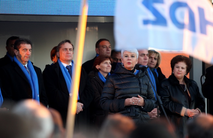 Zadar, 261111.
Parlamentarni izbori 2011.
Predsjednica HDZ-a Jadranka Kosor danas se u Skabrnji kod spomen-obiljezja poklonila vojnim i civilnim zrtvama Domovinskog rata, a potom je na Trgu dr. Franje Tudjmana odrzala predizborni govor i druzila se sa gra Zadar, 261111.
Parlamentarni izbori 2011.
Predsjednica HDZ-a Jadranka Kosor danas se u Skabrnji kod spomen-obiljezja poklonila vojnim i civilnim zrtvama Domovinskog rata, a potom je na Trgu dr. Franje Tudjmana odrzala predizborni govor i druzila se sa gra