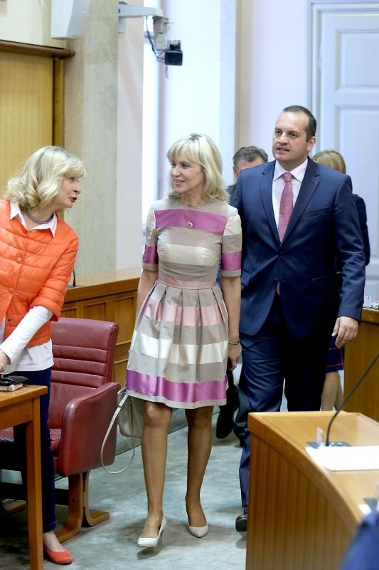 Ingrid Antičević Marinović svojim modnim izričajem razbija saborsko sivilo. Foto: Patrik Maček/PIXSELL Ingrid Antičević Marinović svojim modnim izričajem razbija saborsko sivilo. Foto: Patrik Maček/PIXSELL