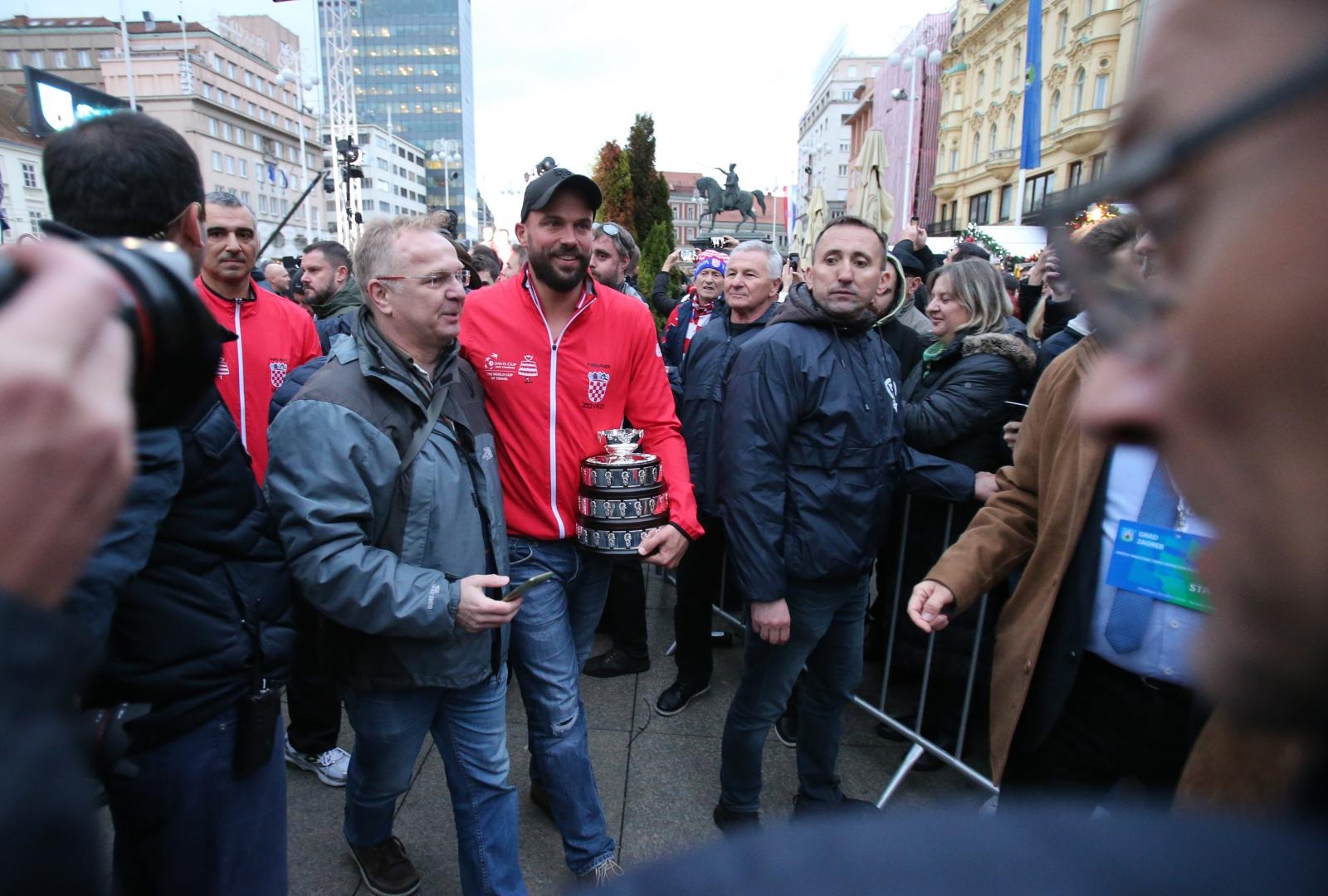 Zlatne tenisače na Trgu bana Josipa Jelačića dočekale tisuće navijača Zlatne tenisače na Trgu bana Josipa Jelačića dočekale tisuće navijača