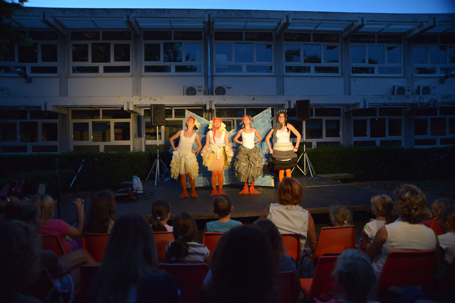 Ružno pače u izvedbi Dragon Teatra Ružno pače u izvedbi Dragon Teatra