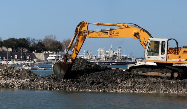 Zadar, 190313.
Uvala Jazine. 
Nastavljaju se radovi vrijedni 4,1 miljuna kuna na uredjenju uvale Jazine.
Blize se rokovi zavrsetka radova na izgradnji i uredjenju novih 86 metara rive u dnu uvale.
Foto: Jure Miskovic / CROPIX