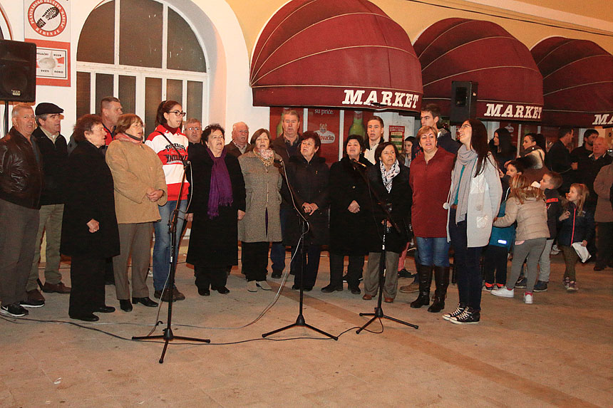 Bibinje: Božićni sajam na Trgu Franje Tuđmana Bibinje: Božićni sajam na Trgu Franje Tuđmana