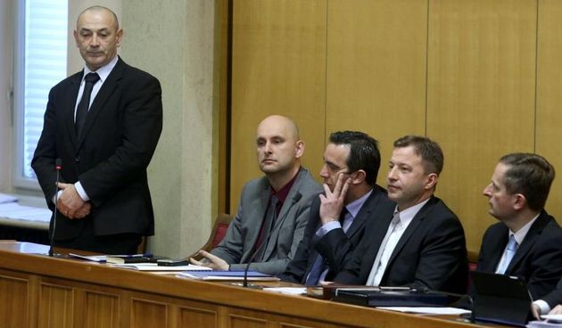 Sabor bi glasovanjem o do sada raspravljenim tockama dnevnog reda, od kojih su najvaznije proracun za 2016. godinu i potvrda novog ministra branitelja, trebao zakljuciti drugu sjednicu. Tomo Medved, Tomislav Tolusic, Josip Buljevic, Tomislav Panenic