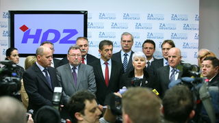 Zagreb, 040110.
Nakon jucerasnjeg istupa Ive Sanadera u javnosti i najavi povratka u politiku zbog nezadovoljstva vodjenjem HDZ-a, Jadranka Kosor odrzala je danas sastanak sa predsjednistvom HDZ-a, na kojem je sa vecinom glasova za odluceno da se Sanadera