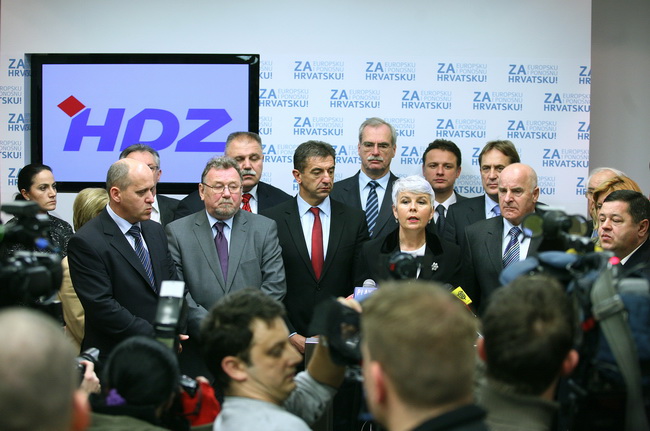 Zagreb, 040110.
Nakon jucerasnjeg istupa Ive Sanadera u javnosti i najavi povratka u politiku zbog nezadovoljstva vodjenjem HDZ-a, Jadranka Kosor odrzala je danas sastanak sa predsjednistvom HDZ-a, na kojem je sa vecinom glasova za odluceno da se Sanadera