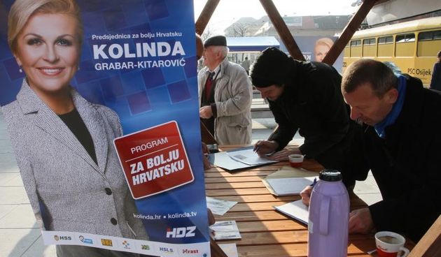 26.11.2014., Osijek – Prikupljanje potpisa za kandidate za predsjednika drzave na osjeckim trgovima. Stand Kolinde Grabar Kitarovic. Photo: Marko Mrkonjic/PIXSELL