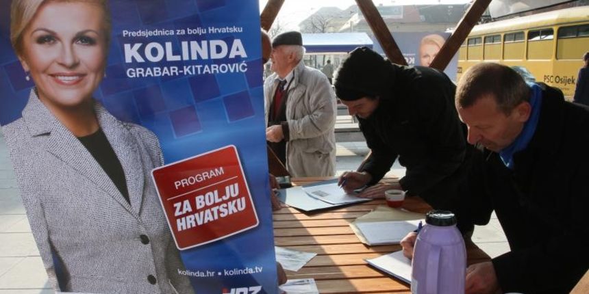 26.11.2014., Osijek – Prikupljanje potpisa za kandidate za predsjednika drzave na osjeckim trgovima. Stand Kolinde Grabar Kitarovic. Photo: Marko Mrkonjic/PIXSELL 26.11.2014., Osijek – Prikupljanje potpisa za kandidate za predsjednika drzave na osjeckim trgovima. Stand Kolinde Grabar Kitarovic. Photo: Marko Mrkonjic/PIXSELL