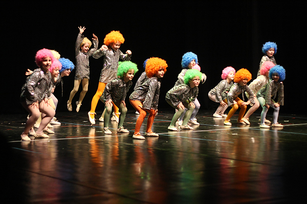 “Karnevalski vremeplov” plesne udruge “Gesta” (foto:Saša Čuka) “Karnevalski vremeplov” plesne udruge “Gesta” (foto:Saša Čuka)