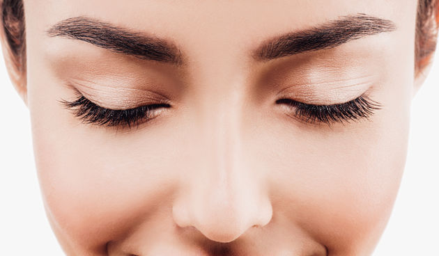 2. Obrve – Prištići u obrvama i oko obrva najčešće su znak urastanja dlačica zbog čupanja. Također, može biti povezan s radom nadbubrežne žlijezde (stres)