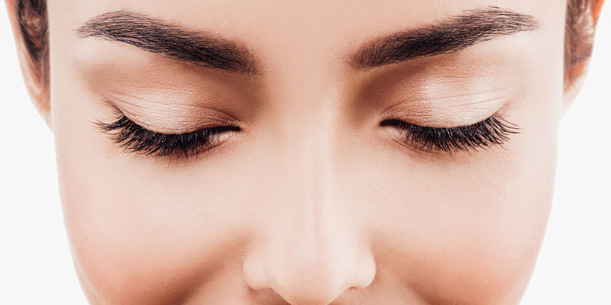 2. Obrve – Prištići u obrvama i oko obrva najčešće su znak urastanja dlačica zbog čupanja. Također, može biti povezan s radom nadbubrežne žlijezde (stres)