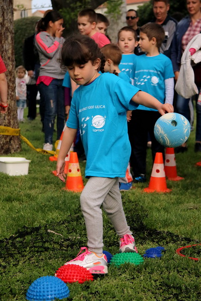 Sportska manifestacija za djecu “1000 koraka kroz 1000 ulica” SŠ “Loptica” Sportska manifestacija za djecu “1000 koraka kroz 1000 ulica” SŠ “Loptica”
