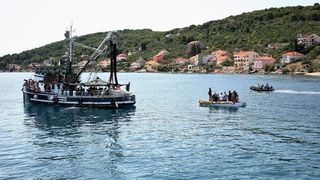 Tunuara 2016 – parada mažoretkinja, kuhanje brudeta & defile ribarica. Foto: Marija Cvetković