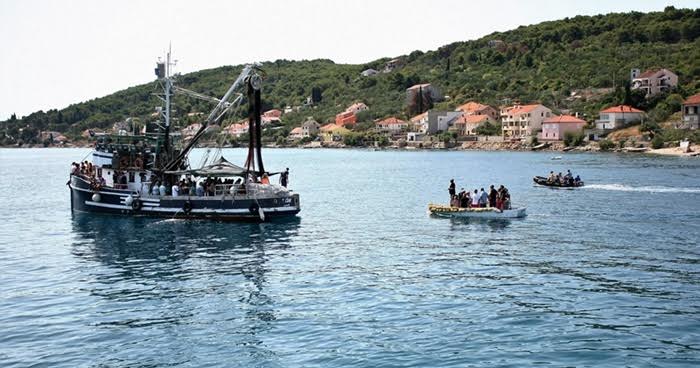 Tunuara 2016 – parada mažoretkinja, kuhanje brudeta & defile ribarica. Foto: Marija Cvetković