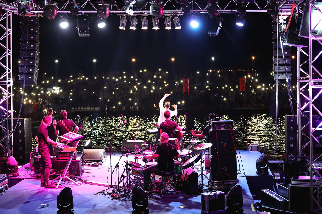 Fenomenalni Petar Grašo raspjevao i rasplesao Biograd Fenomenalni Petar Grašo raspjevao i rasplesao Biograd