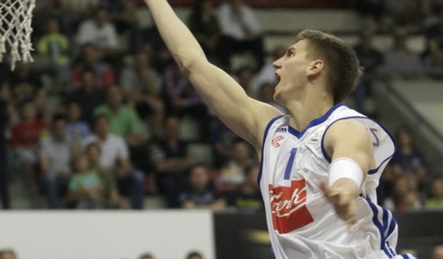 Zagreb, 040512.
KC Drazen Petrovic.
Kosarkaska utakmica Liga za prvaka ( prvenstvo Hrvatske ) 12.kolo Cibona – Zadar.
Na slici: Tomislav Zubcic 7, Dewayne Reed 21.
Foto: Nenad Dugi / CROPIX