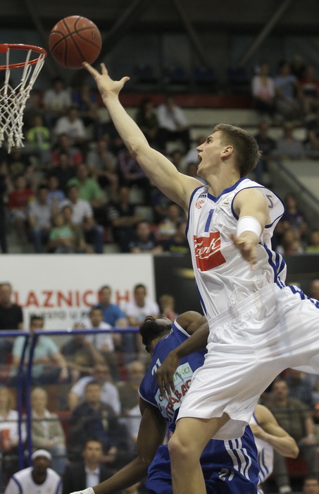 Zagreb, 040512.
KC Drazen Petrovic.
Kosarkaska utakmica Liga za prvaka ( prvenstvo Hrvatske ) 12.kolo Cibona – Zadar.
Na slici: Tomislav Zubcic 7, Dewayne Reed 21.
Foto: Nenad Dugi / CROPIX Zagreb, 040512.
KC Drazen Petrovic.
Kosarkaska utakmica Liga za prvaka ( prvenstvo Hrvatske ) 12.kolo Cibona – Zadar.
Na slici: Tomislav Zubcic 7, Dewayne Reed 21.
Foto: Nenad Dugi / CROPIX
