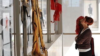 Zadar, 150413.
Kazaliste lutaka Zadar. Otvorenje izlozbe crteza, kostima i fotografije Marije Saric Ban “Slike u vremenu bajke”.
Na fotografiji: detalj s otvorenja.
Foto: Luka Gerlanc / CROPIX