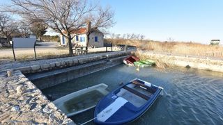 Zaledilo Vransko jezero u lučici na Prosici
