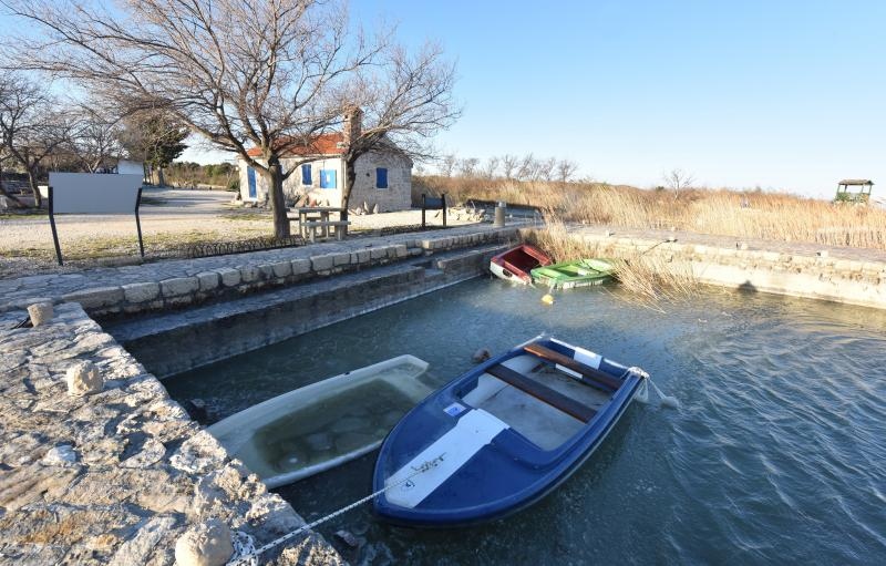 Zaledilo Vransko jezero u lučici na Prosici
