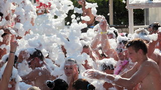 Novalja / Zrce, 260811.
Tematski blok: Pjena party u Aquariusu. Jedan od zastitnih znakova zrcanskog kluba Aquarius je pjena party. Svakodnevni je sastavni dio Aquariusovih After Beach Partyja. Taj jednostavan dogadjaj izuzetno veseli partijanere koji rad