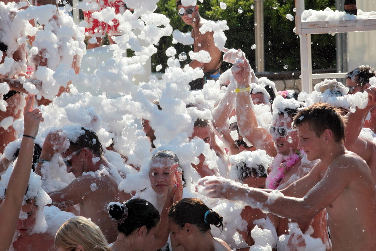 Novalja / Zrce, 260811.
Tematski blok: Pjena party u Aquariusu. Jedan od zastitnih znakova zrcanskog kluba Aquarius je pjena party. Svakodnevni je sastavni dio Aquariusovih After Beach Partyja. Taj jednostavan dogadjaj izuzetno veseli partijanere koji rad