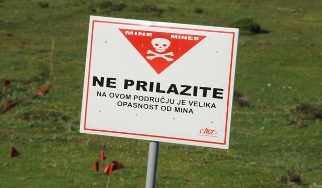 U sklopu 9. Medjunarodnog strucnog savjetovanja “Humanitarno razminiranje”, na poligonu Gaj kod Vacana odrzana je pokazna vjezba na kojoj je bio prezentiran rad strojeva, opreme za razminiranje i pasa tragaca mina. Photo: Hrvoje Jelavic/PIXSELL Autor  Hrv