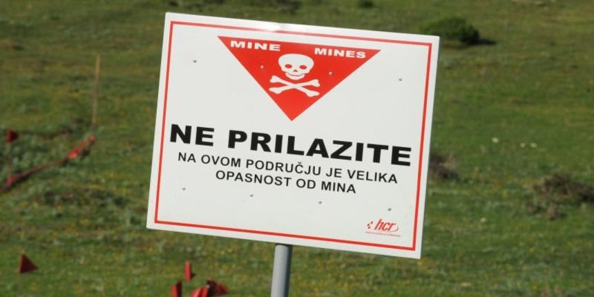 U sklopu 9. Medjunarodnog strucnog savjetovanja “Humanitarno razminiranje”, na poligonu Gaj kod Vacana odrzana je pokazna vjezba na kojoj je bio prezentiran rad strojeva, opreme za razminiranje i pasa tragaca mina. Photo: Hrvoje Jelavic/PIXSELL Autor  Hrv