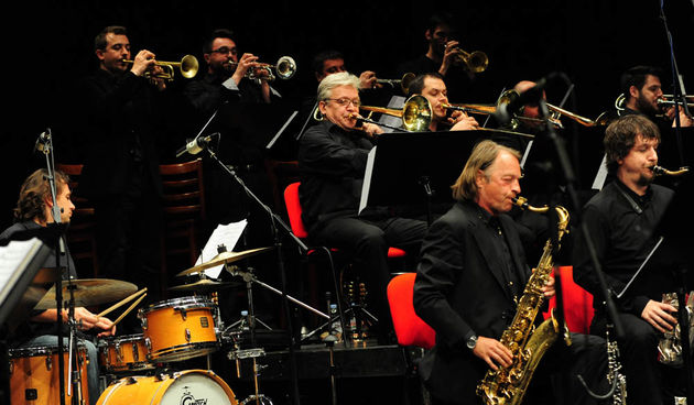 Zadar, 25.04.2013. snimio: Nenad Marčev, 
koncertna pretplata 
All About Jazz 
JAZZ ORKESTAR HRT-a 
Solistica: Lela Kaplowitz 
Dirigent: Saša Nestorović 
Dvorana HNK Zadar