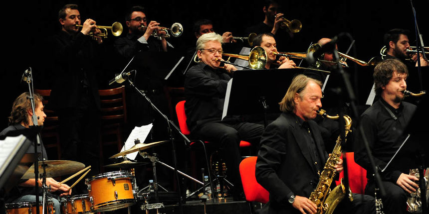 Zadar, 25.04.2013. snimio: Nenad Marčev,
koncertna pretplata
All About Jazz
JAZZ ORKESTAR HRT-a
Solistica: Lela Kaplowitz
Dirigent: Saša Nestorović
Dvorana HNK Zadar Zadar, 25.04.2013. snimio: Nenad Marčev,
koncertna pretplata
All About Jazz
JAZZ ORKESTAR HRT-a
Solistica: Lela Kaplowitz
Dirigent: Saša Nestorović
Dvorana HNK Zadar