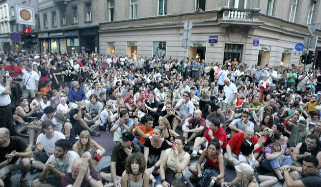Nakon prosvjeda i masovnih hapsenja u Varsavskoj ulici Zelena akcija i Pravo na grad danas u 19 sati odrzali su prosvjed u kojem su krenuli prema Varsavskoj i stali kod policijskih barikada na krizanju Gunduliceve i Massarykove. Foto: Ranko Suvar / CROPIX