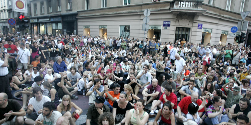 Nakon prosvjeda i masovnih hapsenja u Varsavskoj ulici Zelena akcija i Pravo na grad danas u 19 sati odrzali su prosvjed u kojem su krenuli prema Varsavskoj i stali kod policijskih barikada na krizanju Gunduliceve i Massarykove. Foto: Ranko Suvar / CROPIX