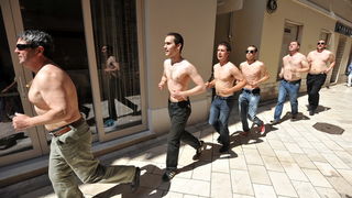 Zadar, 090513.
Jutros su clanovi izborne liste Konji na Narodnom trgu prikazali kako ce zapocinjati njihovi radni dani kada budu u gradskom vijecu. Kako izjavljuju, svaki dan ce poceti postavljanjem u vrstu i slusanjem himne, nakon cega slijedi jutarnja t Zadar, 090513.
Jutros su clanovi izborne liste Konji na Narodnom trgu prikazali kako ce zapocinjati njihovi radni dani kada budu u gradskom vijecu. Kako izjavljuju, svaki dan ce poceti postavljanjem u vrstu i slusanjem himne, nakon cega slijedi jutarnja t