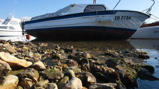 Zadar, 180112.
Velike plime i oseke, u ovom slucaju oseke, javljaju se u razdobljima punog mjeseca. Razina mora pala je za malo vise od pola metra sto i nije neki veliki problem osim sto su neke brodice ostale zarobljene u svojim lukama, a da isplove mora Zadar, 180112.
Velike plime i oseke, u ovom slucaju oseke, javljaju se u razdobljima punog mjeseca. Razina mora pala je za malo vise od pola metra sto i nije neki veliki problem osim sto su neke brodice ostale zarobljene u svojim lukama, a da isplove mora