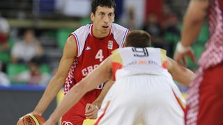 Bydgoszcz, 150909.
Dvorana Sport Arena Luczniczka.
Europsko prvenstvo u kosarci u Poljskoj, drugi krug natjecanja po skupinama 3. kolo grupe E, utakmica izmedju Hrvatske i Njemacke odlucujuca za ulazak u cetvrtfinale.
Na slici: Ukic i Hamann.
Foto: Drago