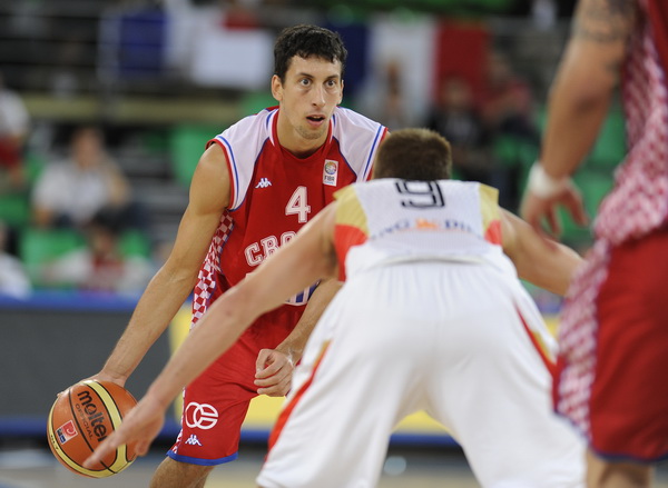 Bydgoszcz, 150909.
Dvorana Sport Arena Luczniczka.
Europsko prvenstvo u kosarci u Poljskoj, drugi krug natjecanja po skupinama 3. kolo grupe E, utakmica izmedju Hrvatske i Njemacke odlucujuca za ulazak u cetvrtfinale.
Na slici: Ukic i Hamann.
Foto: Drago